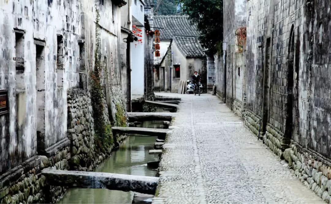 这支社区银发编织队 一钩一挑小技巧走向志愿服务大舞台！